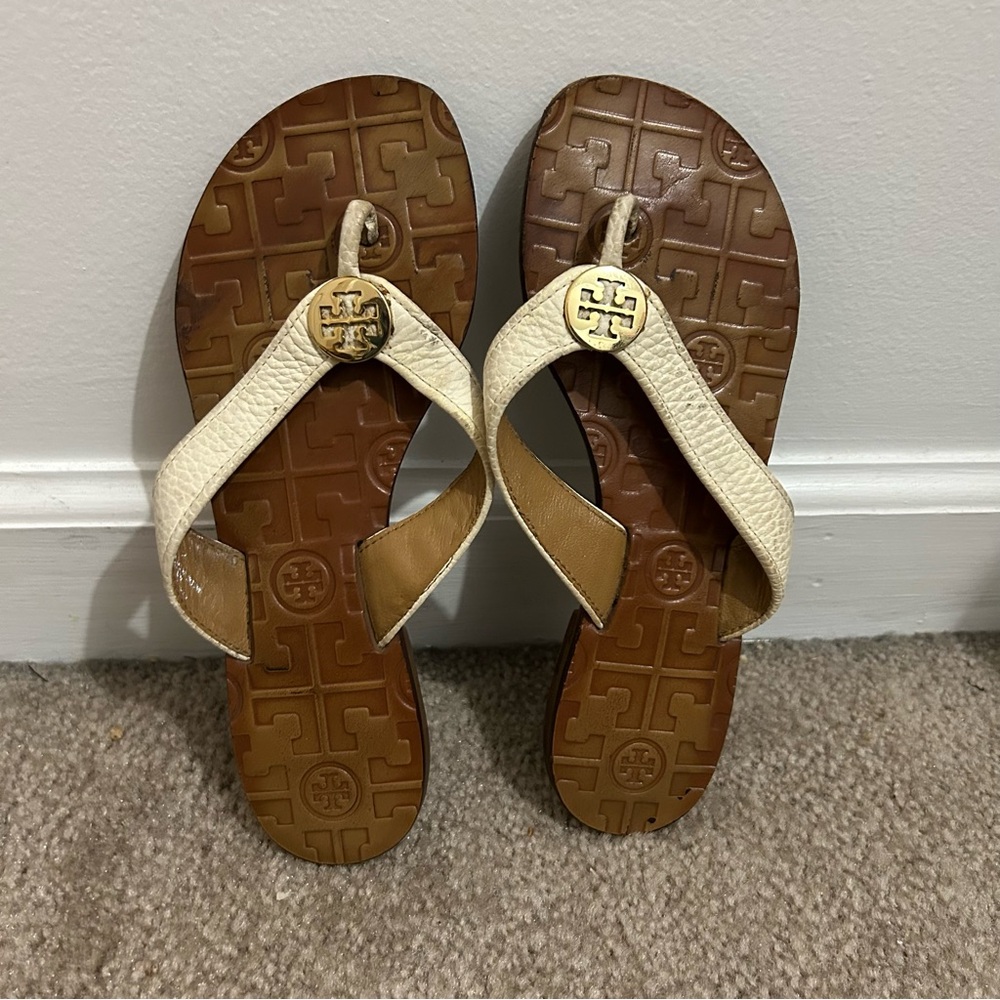Tory Burch Thora Thong Sandal Flip Flops Pebbled Tan Leather, Gold Logo, Size 4M